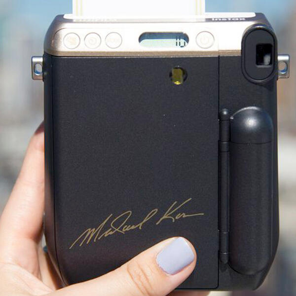Майкл Корс и Fujifilm выпустили новую версию знаковой инстакамеры Instax Mini 70
