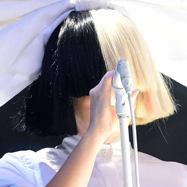Sia представила новый трек “Angel By The Wings”