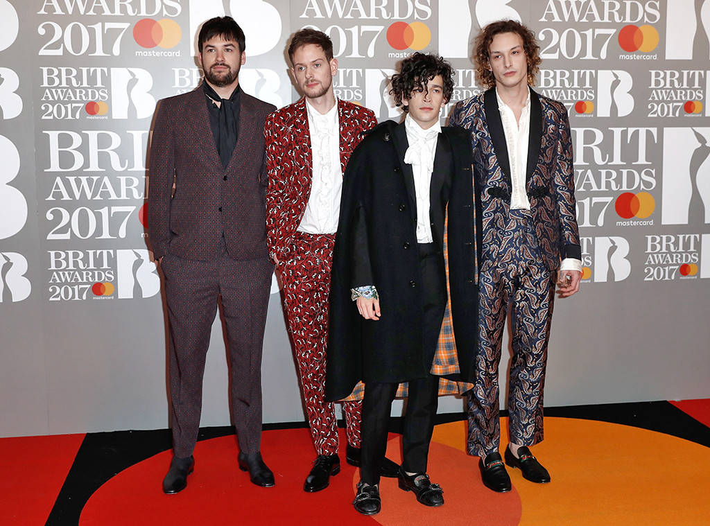 The 1975 фото Brit Awards 2017 красная дорожка