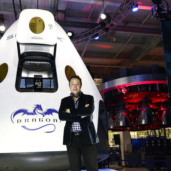 SpaceX запускает межпланетный туризм