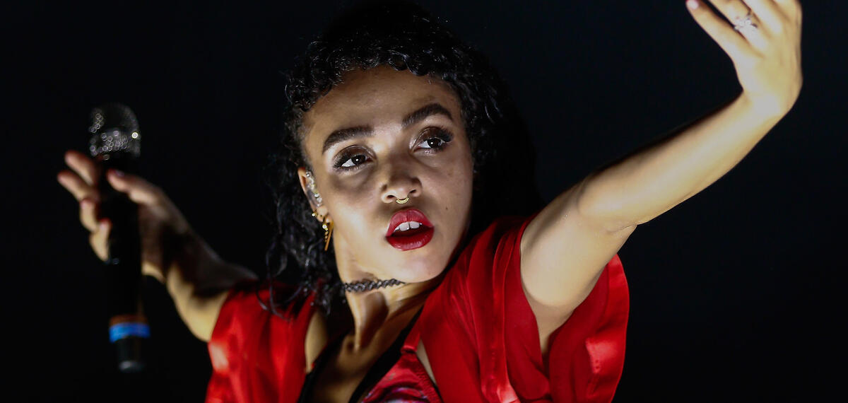 Сценичный псевдоним или сценический. FKA Twigs. FKA Twigs певица. FKA Twigs фото. FKA Twigs в новой фотосессии для британского Vogue.