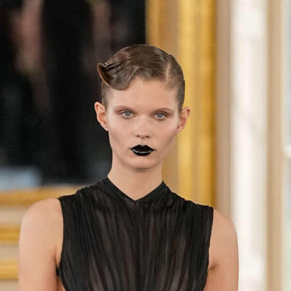 Парижський тиждень моди-2024. Чорний контраст: Нова естетика у колекції 2024-2025 від Valentino
