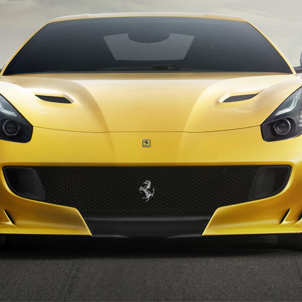 Официальный рекламный ролик нового спорткара Ferrari F12tdf