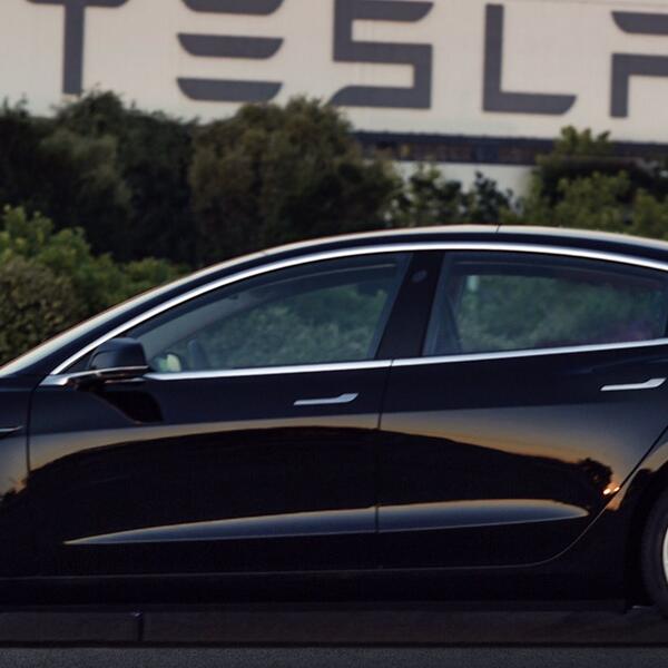 Илон Маск поделился фотографиями первой Tesla Model 3
