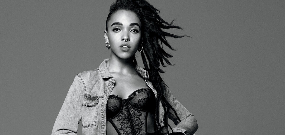 Fka twigs calvin klein. FKA Twigs. Tahliah Barnett. Певица FKA Twigs голая. FKA Twigs топлесс.