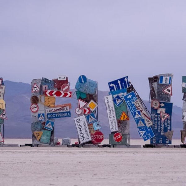 Художник Олексій Сай на фестивалі Burning Man представив скульптуру зроблену з пошкоджених під час війни вуличних знаків