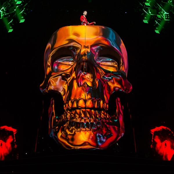 Гигантский череп, танцы, слёзы и свечение мобильных телефонов 10 тысяч фанатов на концерте Макса Барских