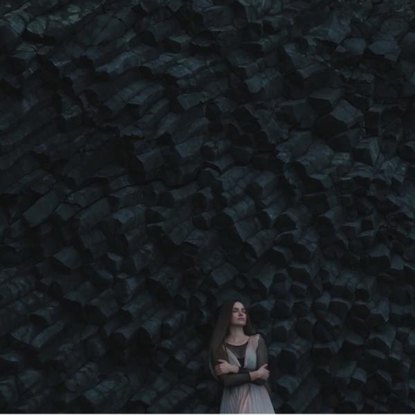 Даша Астафьева представила невероятной красоты новое видео на трек “Белая рубашка”