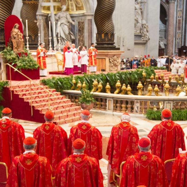 Ватикан одолжит более 50 экспонатов для следующего бала Института костюма Met Gala