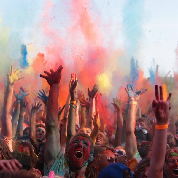 11 июня, Фестиваль красок Холи на Ледовом стадионе