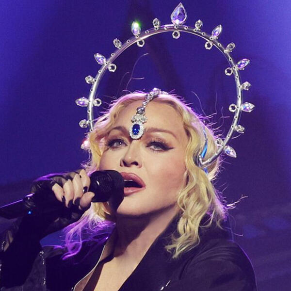 Фанати Мадонни, які подали до суду на співачку через очікування початку концерту, відкликали власний позов