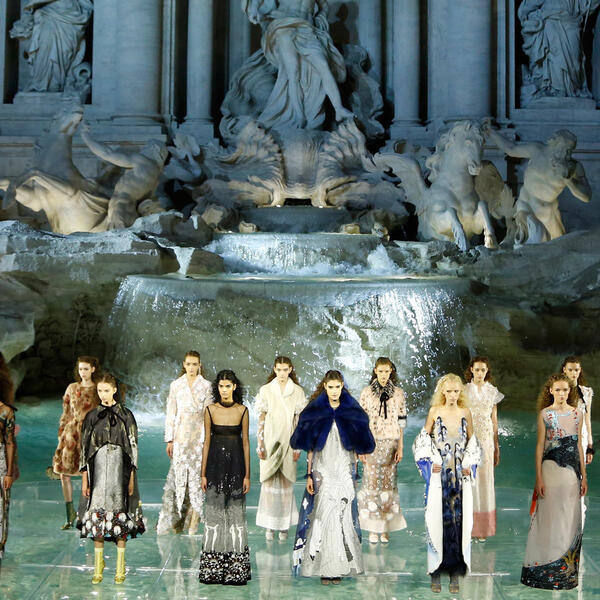 “Легенды и сказки” кутюрного показа Fendi в рамках Недели высокой моды