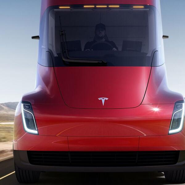 Илон Макс представил первый грузовой автомобиль Tesla Semi Truck