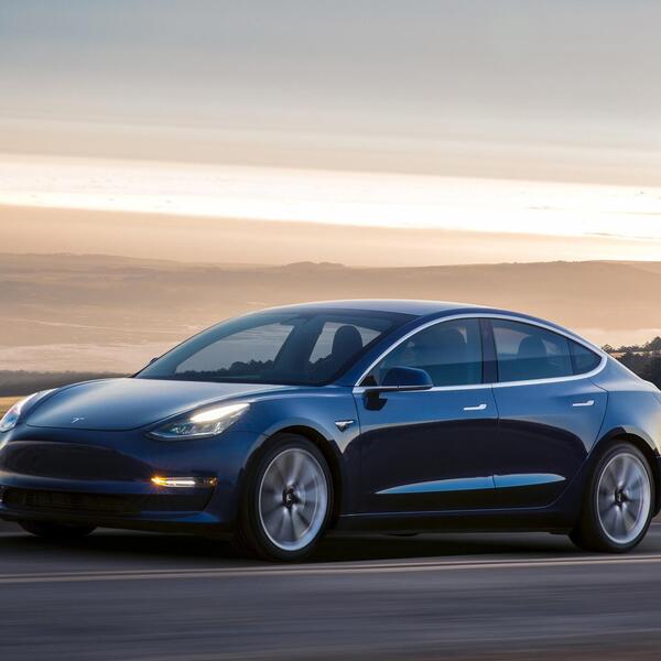 Первые 30 покупателей получили свою Tesla Model 3