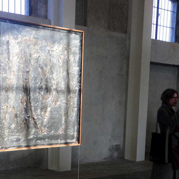 В Fondazione Prada открылась выставка изнаночной стороны картин
