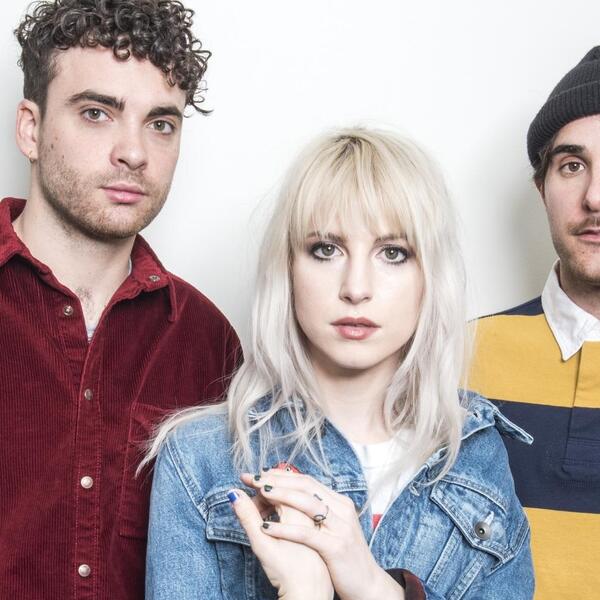 Paramore представили новое видео на трек “Caught in the Middle